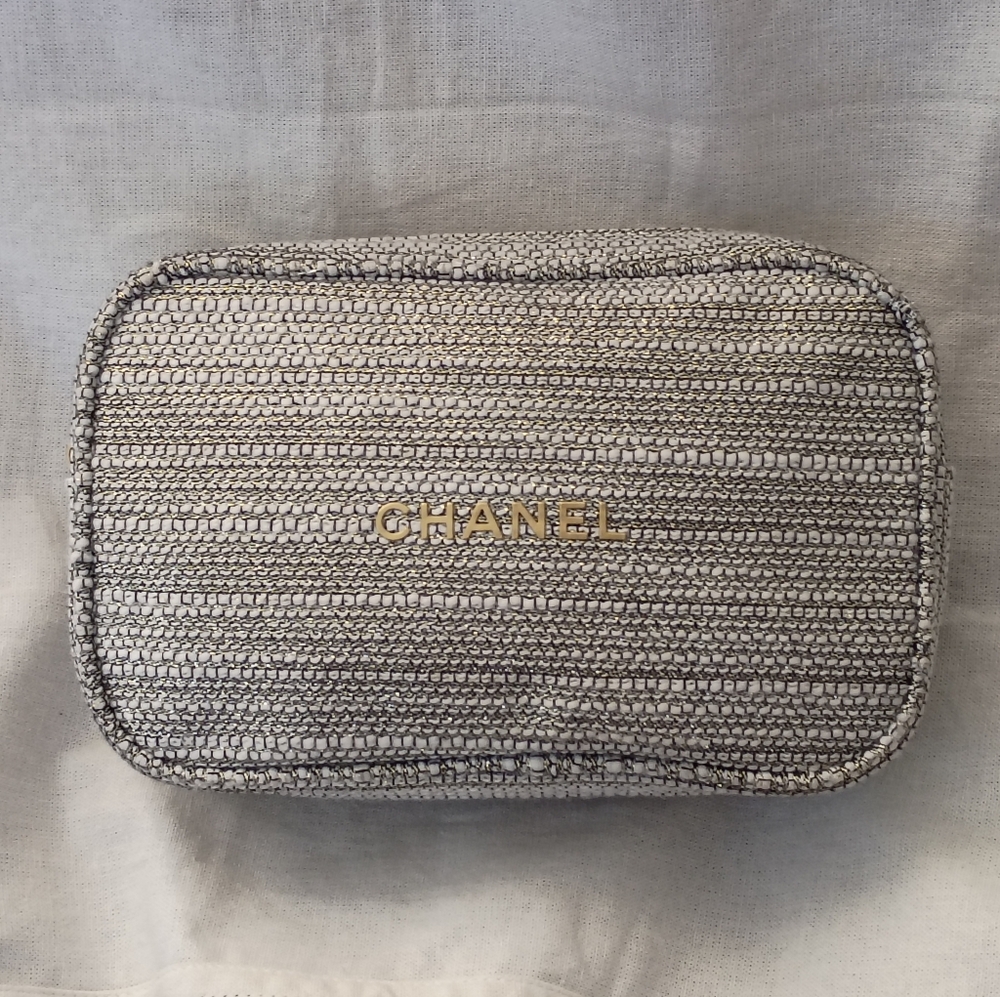 ❤️CHANEL TWEED GOLD SILVER METALLIC 2022 HOLIDAY COSMETIC CLUTCH BAG